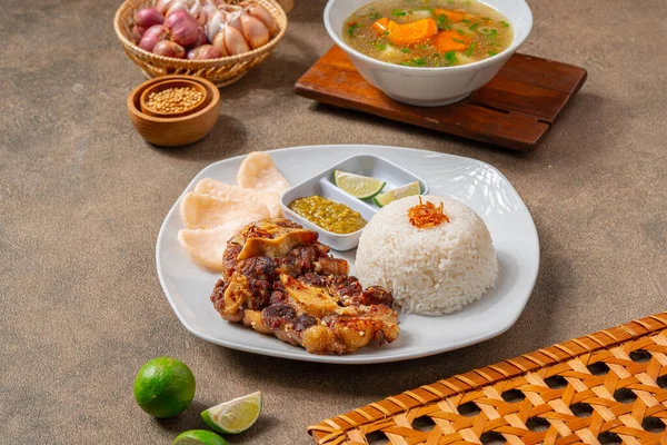 Izgara biftek, bbq sosu ve pilav.