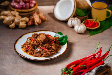 Rendang Domuz eti. Rendang Endonezya 'nın Batı Sumatra Minangkabau baharatlı etidir. Hindistan cevizi sütü ve karışık baharatlarla pişirilmiş..