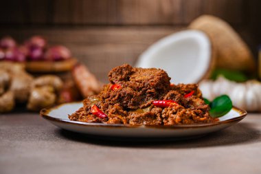 Rendang Domuz eti. Rendang Endonezya 'nın Batı Sumatra Minangkabau baharatlı etidir. Hindistan cevizi sütü ve karışık baharatlarla pişirilmiş..