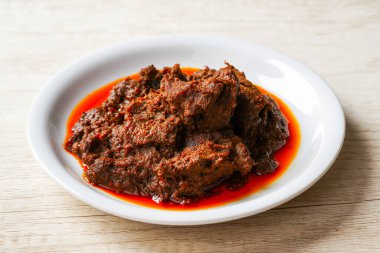 Rendang Domuz eti. Rendang Endonezya 'nın Batı Sumatra Minangkabau baharatlı etidir. Hindistan cevizi sütü ve karışık baharatlarla pişirilmiş..