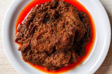 Rendang Domuz eti. Rendang Endonezya 'nın Batı Sumatra Minangkabau baharatlı etidir. Hindistan cevizi sütü ve karışık baharatlarla pişirilmiş..