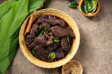 Beef Rendang, Endonezya 'nın Batı Sumatra kentindeki Minangkabau bölgesinden gelen bir Minang yemeğidir.