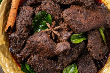 Beef Rendang, Endonezya 'nın Batı Sumatra kentindeki Minangkabau bölgesinden gelen bir Minang yemeğidir.
