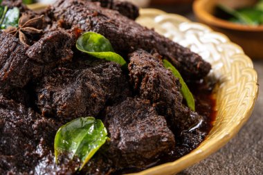 Beef Rendang, Endonezya 'nın Batı Sumatra kentindeki Minangkabau bölgesinden gelen bir Minang yemeğidir.