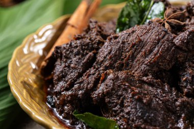 Beef Rendang, Endonezya 'nın Batı Sumatra kentindeki Minangkabau bölgesinden gelen bir Minang yemeğidir.