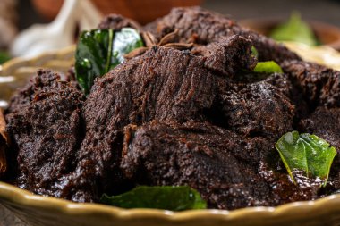 Beef Rendang, Endonezya 'nın Batı Sumatra kentindeki Minangkabau bölgesinden gelen bir Minang yemeğidir.