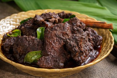 Beef Rendang, Endonezya 'nın Batı Sumatra kentindeki Minangkabau bölgesinden gelen bir Minang yemeğidir.