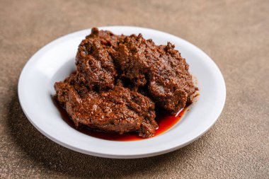 Beef Rendang, Endonezya 'nın Batı Sumatra kentindeki Minangkabau bölgesinden gelen bir Minang yemeğidir..