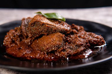 Beef Rendang, Endonezya 'nın Batı Sumatra kentindeki Minangkabau bölgesinden gelen bir Minang yemeğidir. Rendang yavaş pişirildi ve Hindistan cevizi sütüyle pişirildi baharat ve bitki karışımı ile tatlandırıldı.