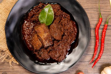 Beef Rendang, Endonezya 'nın Batı Sumatra kentindeki Minangkabau bölgesinden gelen bir Minang yemeğidir. Rendang yavaş pişirildi ve Hindistan cevizi sütüyle pişirildi baharat ve bitki karışımı ile tatlandırıldı.