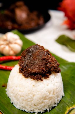 Beef Rendang, Endonezya 'nın Batı Sumatra kentindeki Minangkabau bölgesinden gelen bir Minang yemeğidir. Rendang yavaş pişirildi ve Hindistan cevizi sütüyle pişirildi baharat ve bitki karışımı ile tatlandırıldı.