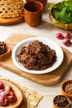 Beef Rendang, Endonezya 'nın Batı Sumatra kentindeki Minangkabau bölgesinden gelen bir Minang yemeğidir. Rendang yavaş pişirildi ve Hindistan cevizi sütüyle pişirildi baharat ve bitki karışımı ile tatlandırıldı.