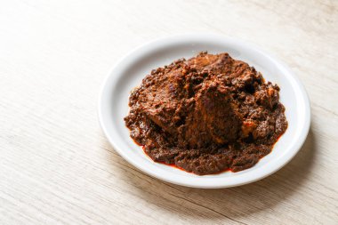 Beef Rendang, Endonezya 'nın Batı Sumatra kentindeki Minangkabau bölgesinden gelen bir Minang yemeğidir. Rendang yavaş pişirildi ve Hindistan cevizi sütüyle pişirildi baharat ve bitki karışımı ile tatlandırıldı.