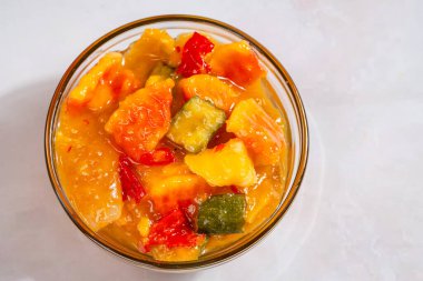 Rujak aceh ya da Rojak Java 'dan. Rujak, baharatlı palmiye şekeri sosuyla servis edilen dilimlenmiş meyve ve sebze karışımından oluşur..