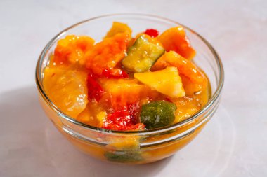 Rujak aceh ya da Rojak Java 'dan. Rujak, baharatlı palmiye şekeri sosuyla servis edilen dilimlenmiş meyve ve sebze karışımından oluşur..