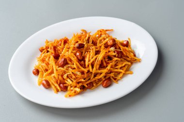 Sambal teri kentang, Batı Sumatra, Endonezya 'nın minang mutfağıdır. Beyaz tabakta servis edilir.