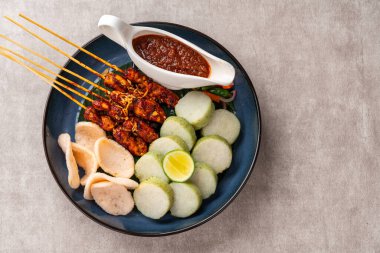 Sate Kacang ya da Chicken satay Endonezya 'nın geleneksel yemeği ızgara et ve pirinç keki ile şişlenmiş ve fıstık soslu.