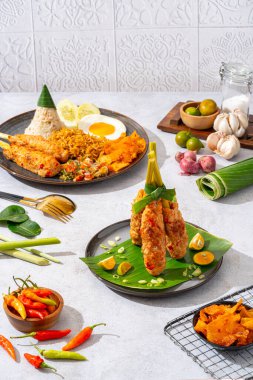 Sate lilit Endonezya 'da bulunan bir satay çeşididir, Bali mutfağından gelmektedir. Bu satay doğranmış tavuktan yapılır ve baharatlı et limonlu çim çubuklarının etrafına sarılır sonra da mangal kömürüyle kızartılır.