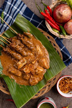 Pork Satay ya da Sate Babi. Pork Satay, fıstık sosu ve bir dilim lontong veya ketupat ile servis edilir.)