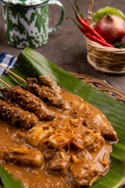 Pork Satay ya da Sate Babi. Pork Satay, fıstık sosu ve bir dilim lontong veya ketupat ile servis edilir.)