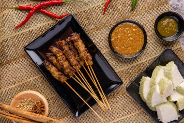 Pork Satay ya da Sate Babi. Pork Satay, fıstık sosu ve bir dilim lontong veya ketupat ile servis edilir.)