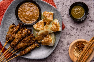 Pork Satay ya da Sate Babi. Pork Satay, fıstık sosu ve bir dilim lontong veya ketupat ile servis edilir.)