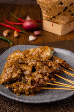 Pork Satay ya da Sate Babi. Pork Satay, fıstık sosu ve bir dilim lontong veya ketupat ile servis edilir.)