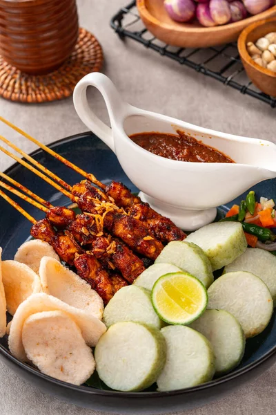 Sate Kacang ya da Chicken satay Endonezya 'nın geleneksel yemeği ızgara et ve pirinç keki ile şişlenmiş ve fıstık soslu.