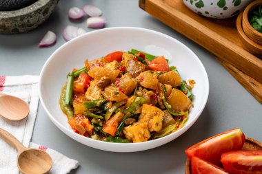 Kikil ya da baharatlı inek derisi, Endonezya 'nın Batı Sumatra kentinin minang mutfağıdır. Kikil, kırmızı biber, arpacık soğanı, sarımsak, domates vs. gibi Endonezya bitkileri kullanarak pişirilir.. 