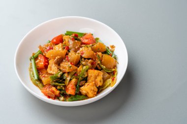 Kikil ya da baharatlı inek derisi, Endonezya 'nın Batı Sumatra kentinin minang mutfağıdır. Kikil, kırmızı biber, arpacık soğanı, sarımsak, domates vs. gibi Endonezya bitkileri kullanarak pişirilir.. 