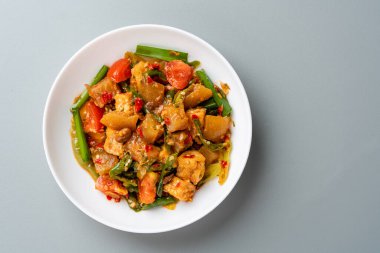 Kikil ya da baharatlı inek derisi, Endonezya 'nın Batı Sumatra kentinin minang mutfağıdır. Kikil, kırmızı biber, arpacık soğanı, sarımsak, domates vs. gibi Endonezya bitkileri kullanarak pişirilir.. 