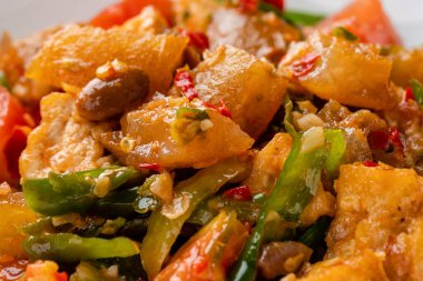 Kikil ya da baharatlı inek derisi, Endonezya 'nın Batı Sumatra kentinin minang mutfağıdır. Kikil, kırmızı biber, arpacık soğanı, sarımsak, domates vs. gibi Endonezya bitkileri kullanarak pişirilir.. 