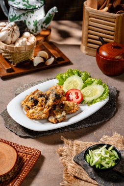 Endonezya dilinde kızarmış yılan balığı veya belut goreng, tatlı su yılanbalığından yapılan ve kıtır kıtır olana kadar lezzetli bir baharatla kaplanmış popüler bir yemektir.