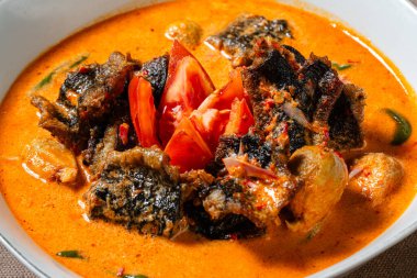 Kızarmış yılan balığı veya belut asam cikala baharatlı ekşi köri ile pişirilmiş tatlı su yılan balığından yapılan popüler bir yemektir.