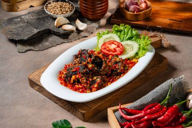 Sambal balado ile kızartılmış yılan balığı veya belut goreng geleneksel Endonezya yemeğidir. 