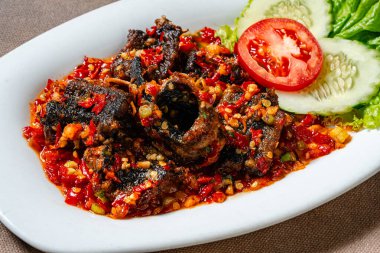 Sambal balado ile kızartılmış yılan balığı veya belut goreng geleneksel Endonezya yemeğidir. 