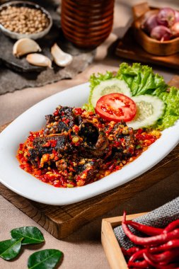 Sambal balado ile kızartılmış yılan balığı veya belut goreng geleneksel Endonezya yemeğidir. 