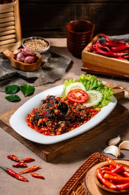 Sambal balado ile kızartılmış yılan balığı veya belut goreng geleneksel Endonezya yemeğidir. 