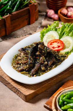 Yeşil biber soslu kızarmış yılan balığı veya belut goreng cabe ijo, Endonezya 'nın geleneksel yemeğidir. 