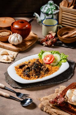 Rendelenmiş galangal ya da belut goreng lengkuas, Endonezya 'nın geleneksel yemeğidir. 