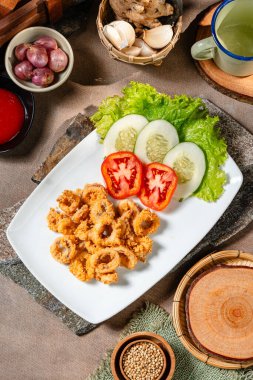 Domatesli, salatalıklı ve marullu kızarmış kalamar.