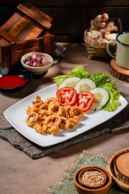 Domatesli, salatalıklı ve marullu kızarmış kalamar.