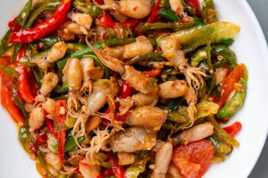 Baharatlı Kızarmış Kalamar ya da Tumis Cumi Pedas, Endonezya 'nın geleneksel yemeğidir. Özellikle de Cava dilinde.. 