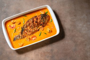 Gurame Goreng Asam Cikala ya da kızarmış Gourami acılı köri ile pişirilmiş asam cikala