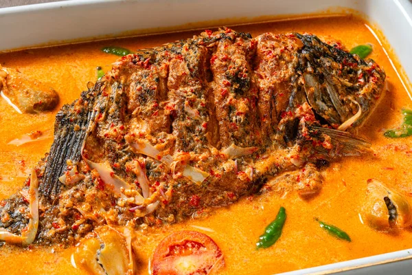 Gurame Goreng Asam Cikala ya da kızarmış Gourami acılı köri ile pişirilmiş asam cikala