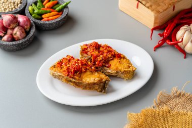 Ikan Goreng Balado, Batı Sumatra, Endonezya 'nın geleneksel yemeklerinden biridir..