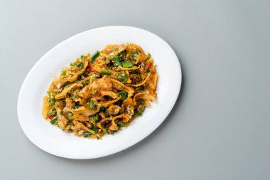 Kızarmış ançüez yeşil biber veya ikan teri cabe ijo ile pişirilmiş Batı Sumatra, Endonezya 'dan geleneksel bir yemektir..