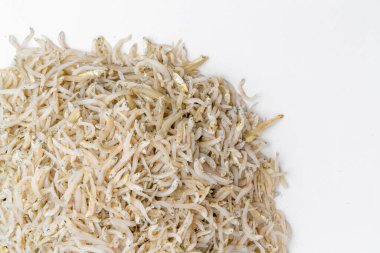 Beyaz Arkaplanda taze kurutulmuş ançüez. Çiğ tuzlanmış deniz balığı. Tuzlu su arısı balığı. Ikan asin teri medan.