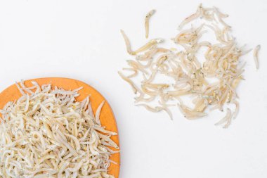 Beyaz Arkaplanda taze kurutulmuş ançüez. Çiğ tuzlanmış deniz balığı. Tuzlu su arısı balığı. Ikan asin teri medan.