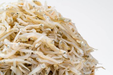 Beyaz Arkaplanda taze kurutulmuş ançüez. Çiğ tuzlanmış deniz balığı. Tuzlu su arısı balığı. Ikan asin teri medan.